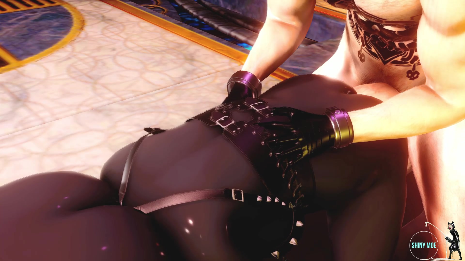 Bdsm anal extrême en latex noir avec collier dragon