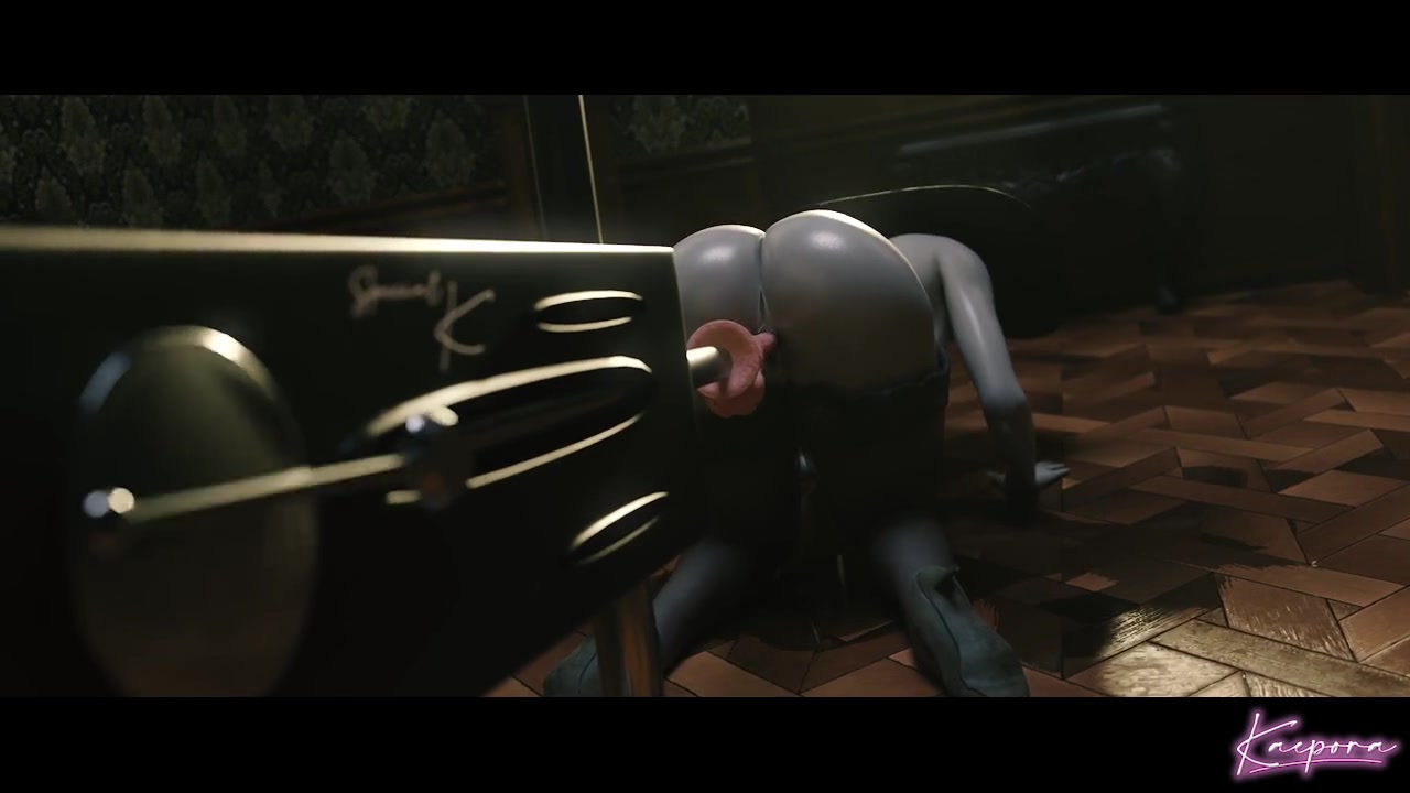 लेडी डी अपने नए खिलौने का आनंद लेती है