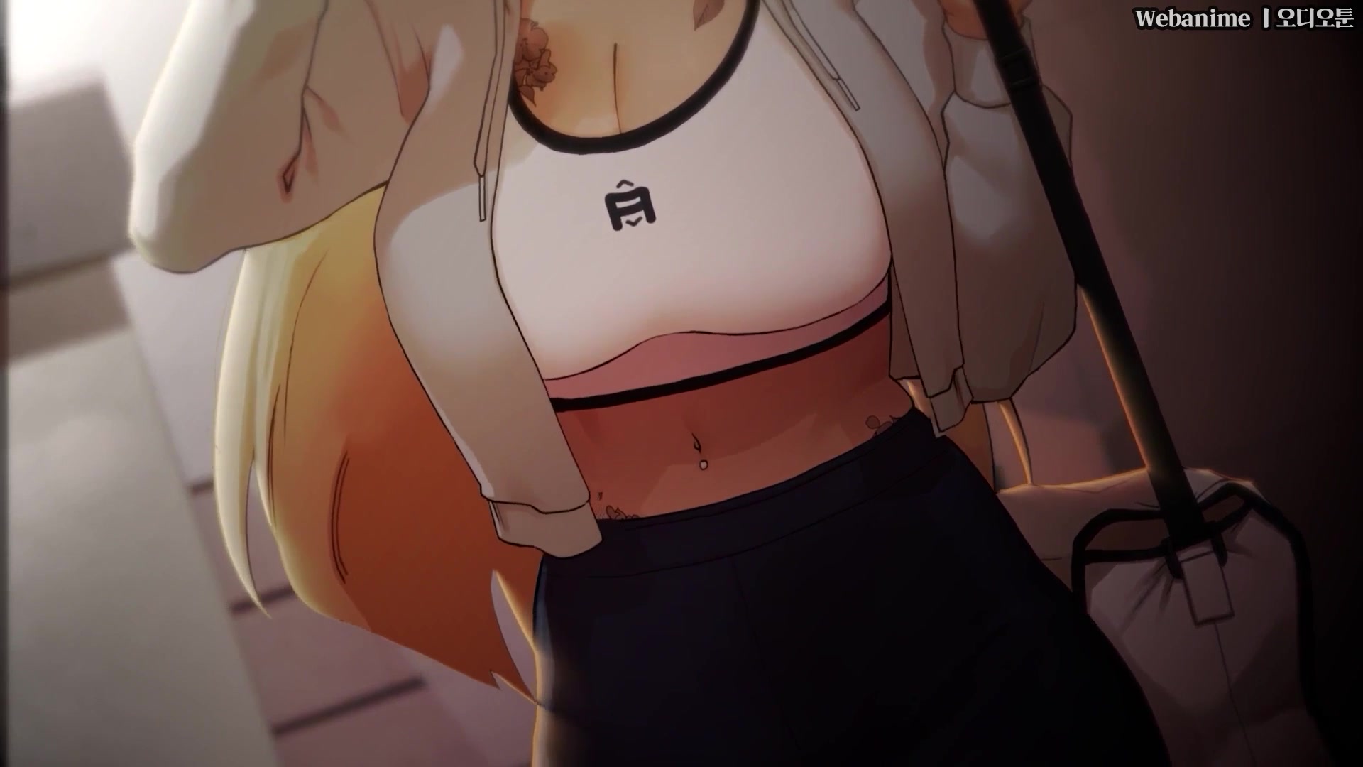 Chica fitness voluptuosa reabastecida con la leche caliente de un h...