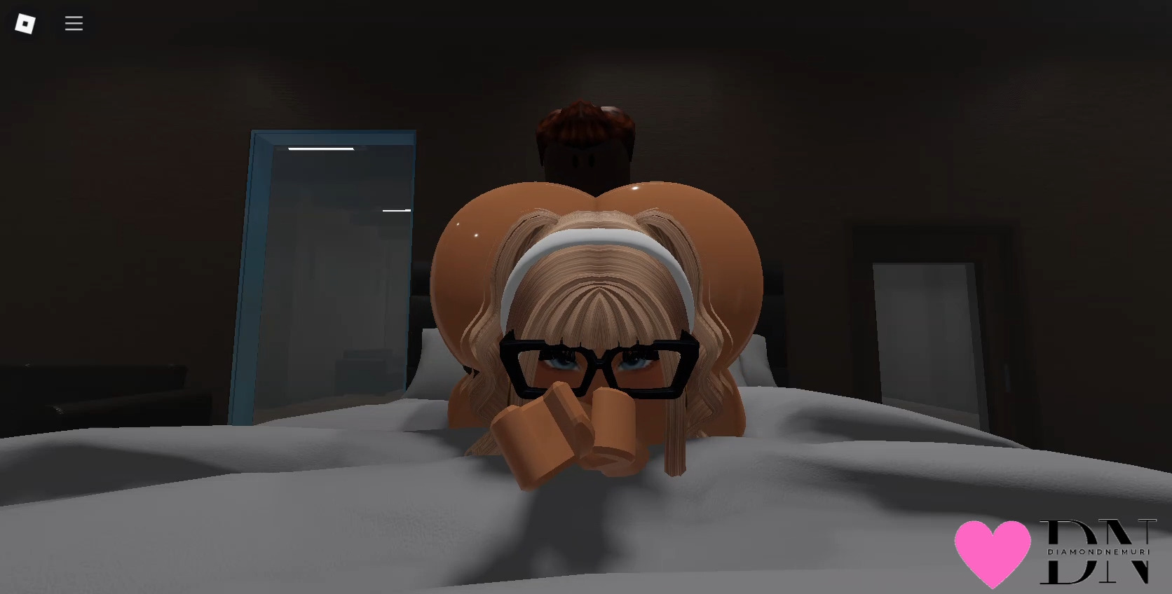 金发roblox女孩被黑巨根调皮地干