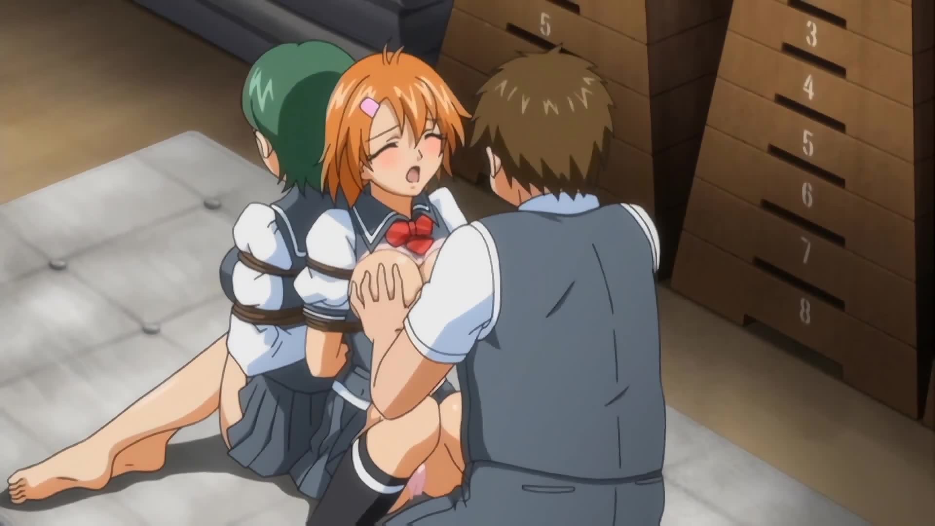 مدرسة بذات صدر ضخم تستمني بينما الطالبات يتلقين mặtials