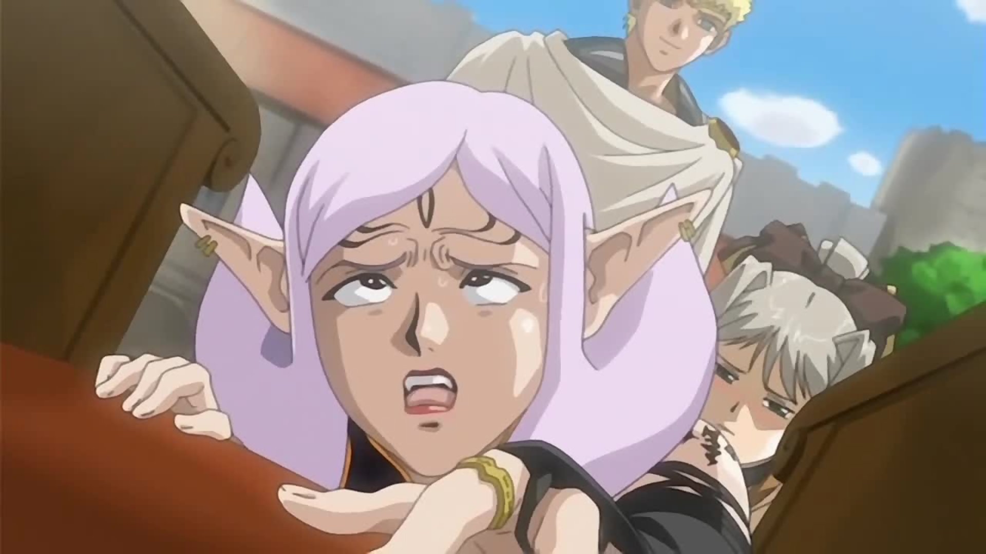 ملك الأ触افح يغتصب العفريتة القذرة في العرض العام