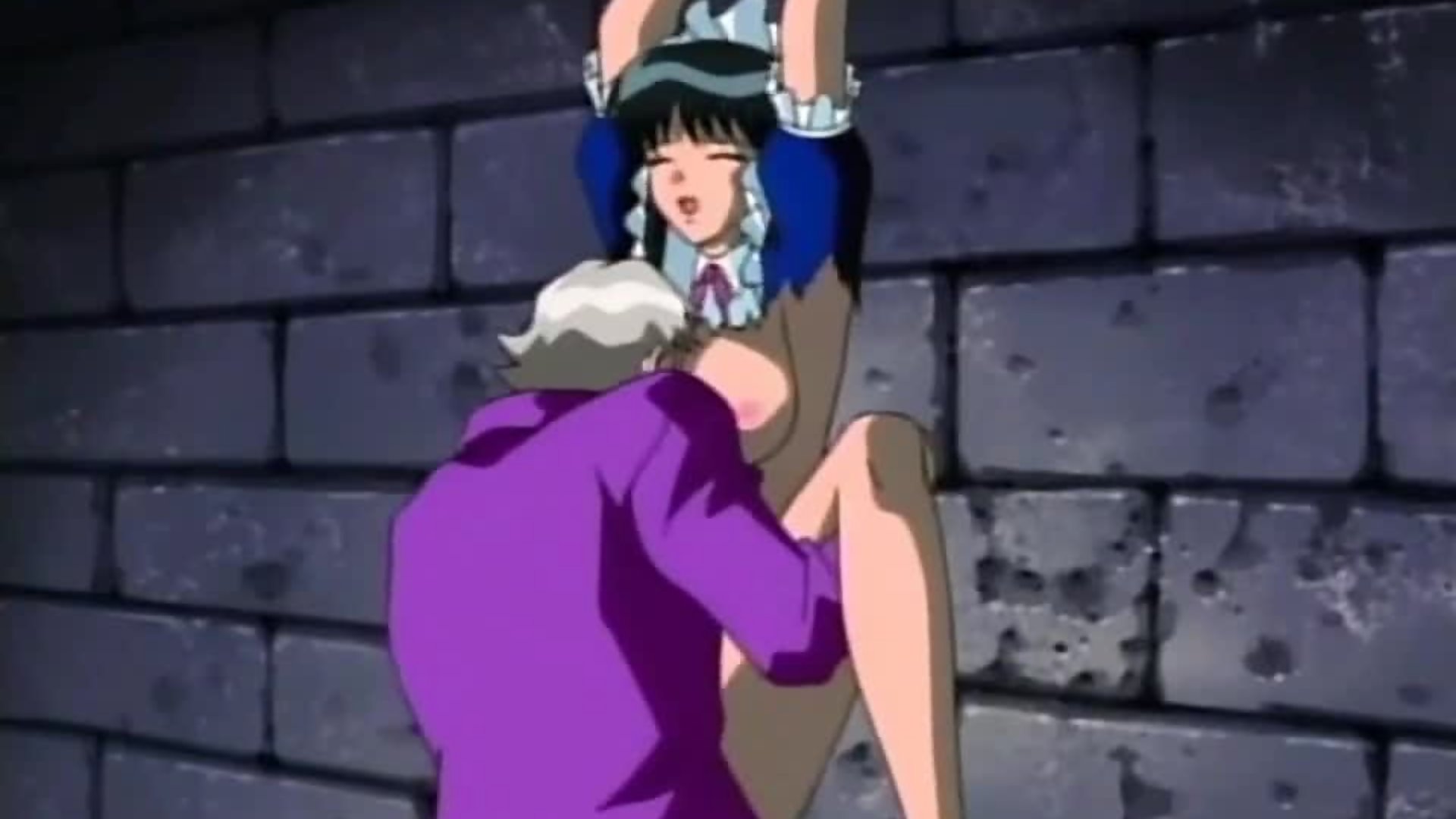 Jeune femme de chambre enchaînée baisée dans sa chatte dégoulinante